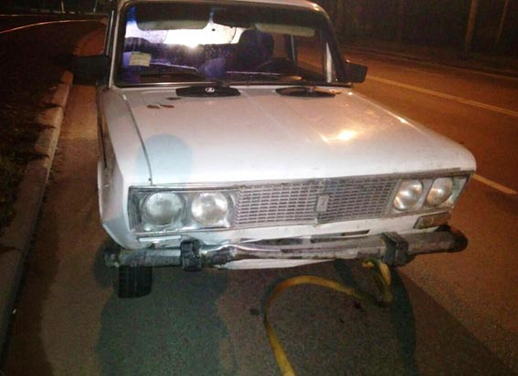 На Хмельницькому шосе поліцейські затримали двох водіїв напідпитку, які буксирували крадене авто