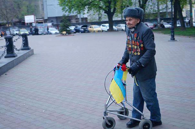 Пам’ятаєте одеського дідуся з українським прапором? Його знайшли і зробили шикарний подарунок!