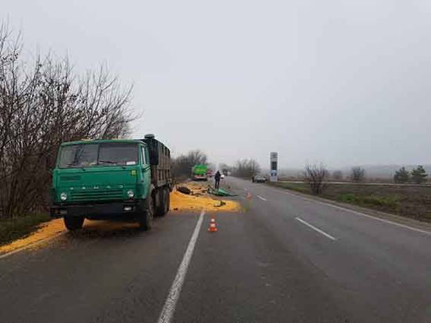 Неподалік Вінниці зіткнулись дві вантажівки. Один із водіїв загинув