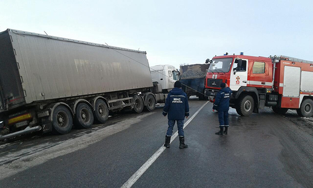 В Немирівському районі рятувальники відбуксирували дві вантажівки, які з'їхали з дороги через ожеледицю