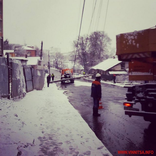Через повалений стовп на вулиці Коріатовичів в місті утворились затори