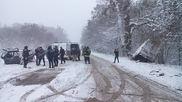 В Немирівському районі рятувальники допомогли вивільнити з понівеченого авто жінку