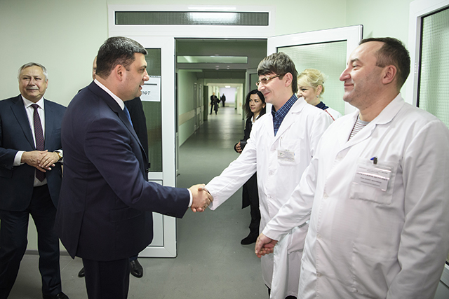 Прем'єр-міністр у Вінниці ознайомився із будівництвом першої черги нового хірургічного комплексу «Пироговки»