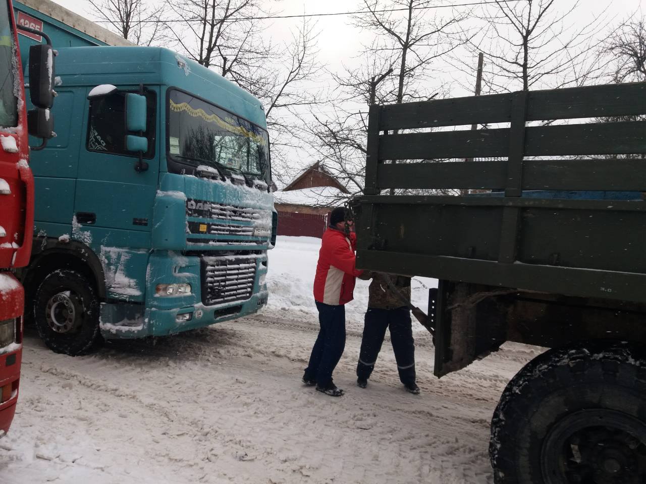 Минулої доби вінницькі рятувальники витягли зі снігових заметів 8 автівок та автобус з пасажирами