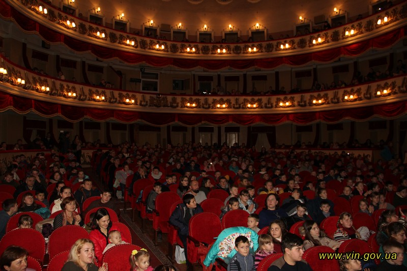 В театрі Садовського для 1200 діток з усієї області влаштували свято із казковою виставою та подарунками
