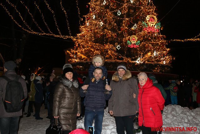 У Вінниці триває новорічний фотоконкурс: вінничани можуть виграти смартфон за світлину з ялинкою