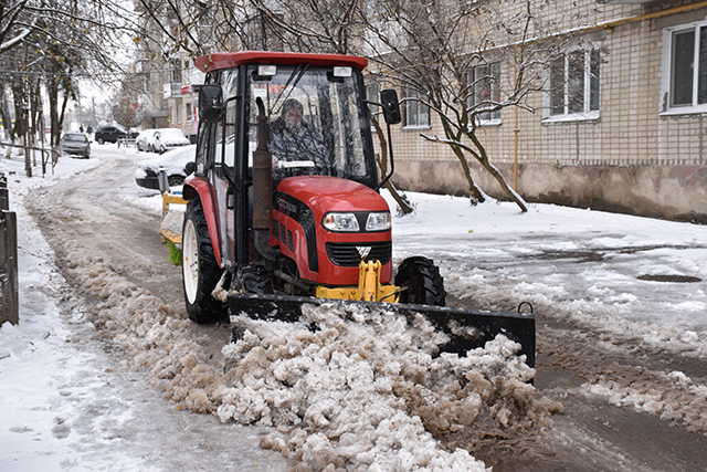 Близько 500 двірників прибирають сніг на прибудинкових територіях