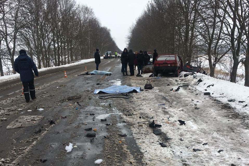 В Літинському районі внаслідок лобового зіткнення вантажівки та легковика загинуло дві жінки