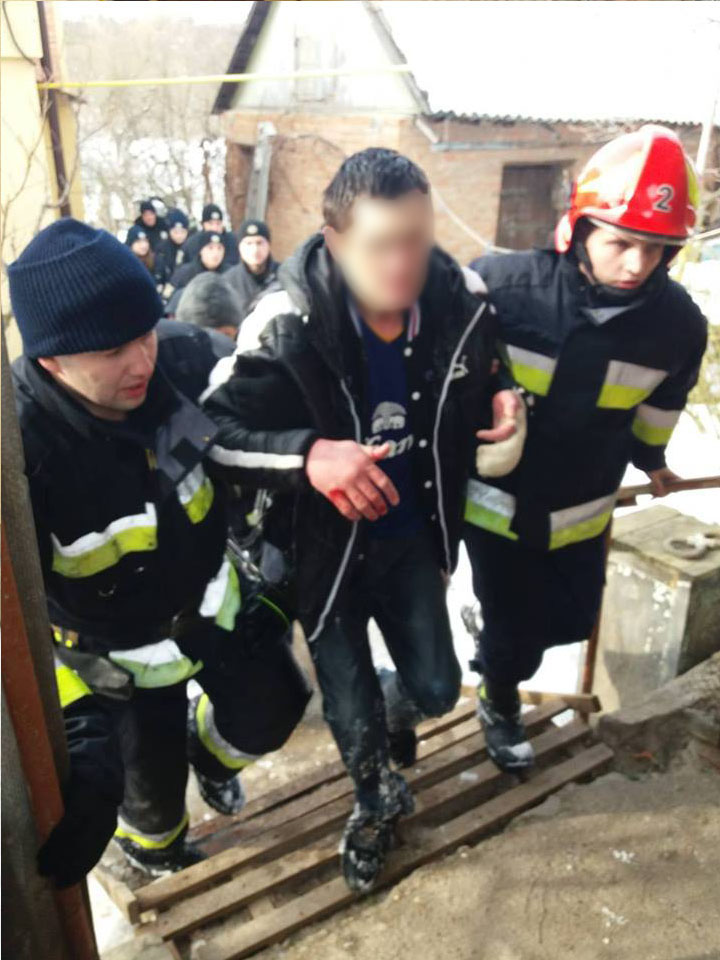 У Вінниці бійці ДСНС врятували чоловіка, який провалився під лід 