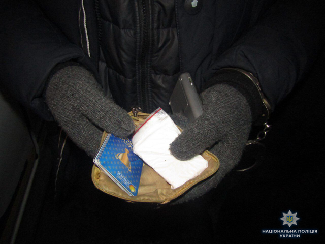 Вінницькі поліцейські затримали чоловіка який переносив 50 грамів білого порошку, схожого на амфетамін