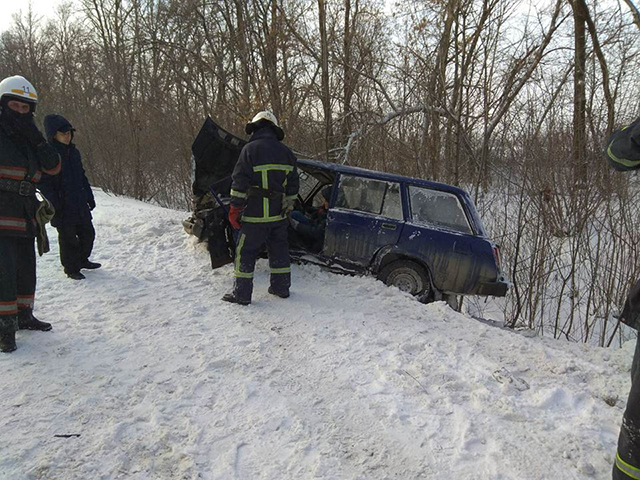 На Вінниччині внаслідок ДТП водія "затисло" в авто - щоб дістати потерпілого, викликали рятувальників