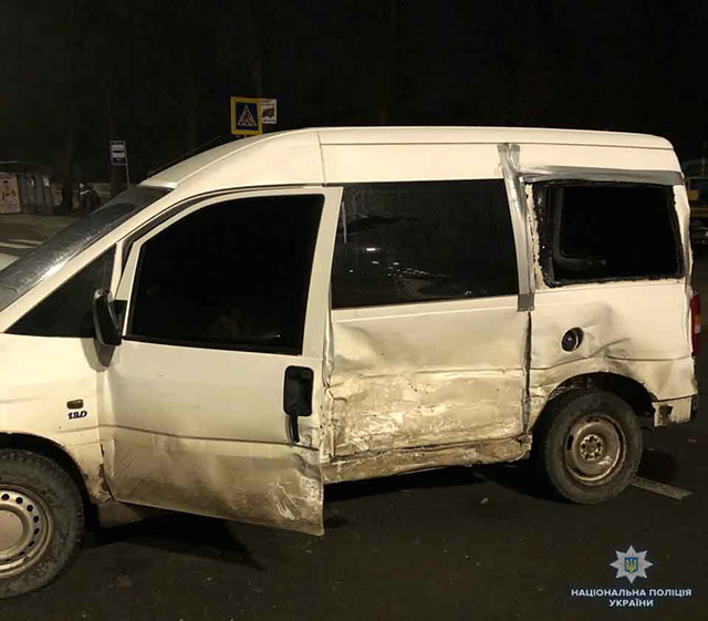 Поліція розшукує водія, який на виїзді з Вінниці скоїв ДТП та втік. В аварії постраждали двоє дітей та двоє дорослих 