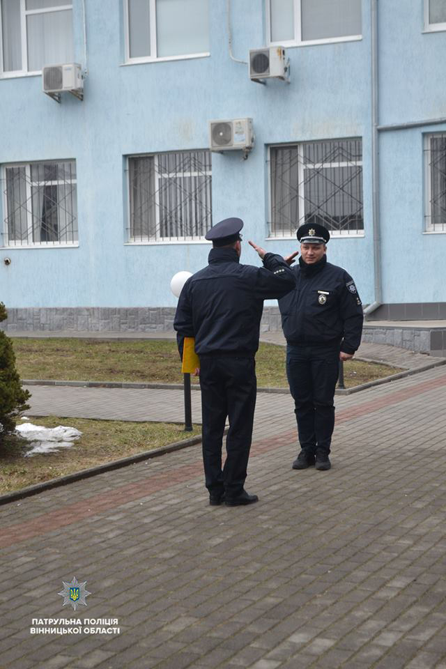 Чергове поповнення в поліції Вінниччини: 16 патрульних поліцейських присягнули на вірність українському народові