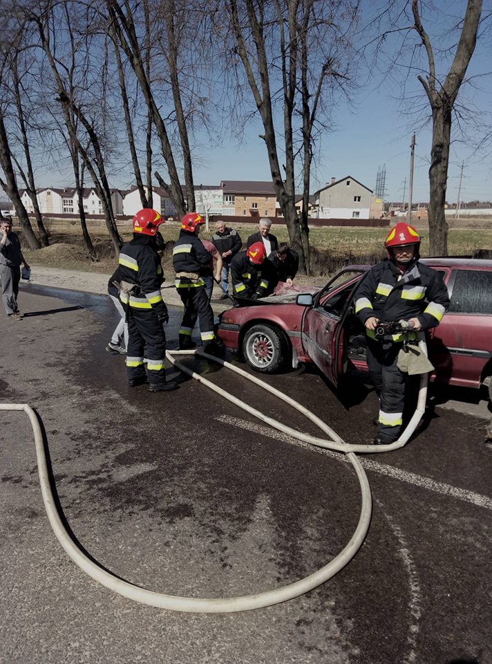 У Вінниці на Великдень загорілася легкова автівка