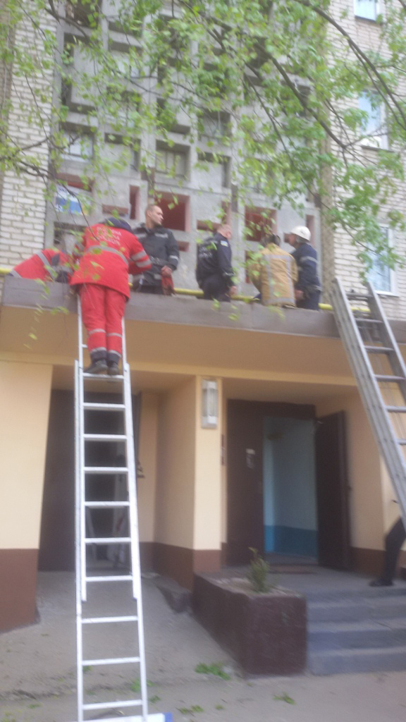 В Могилів-Подільському з 9 поверху на дах під'їзду впав 16-річний хлопець