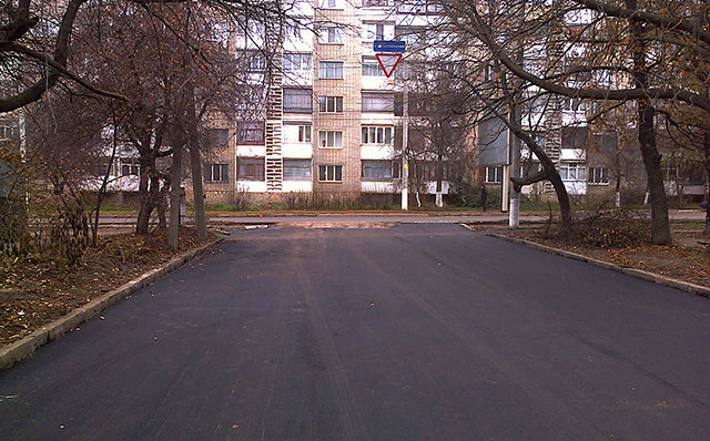На перехресті вулиці Ленінградської з вулицею Фрунзе оновили асфальтове покриття