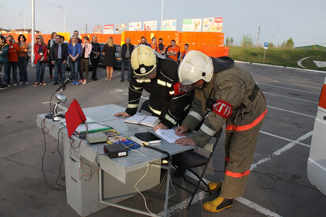 У Вінниці рятувальники провели навчання  в ТЦ "Епіцентр"