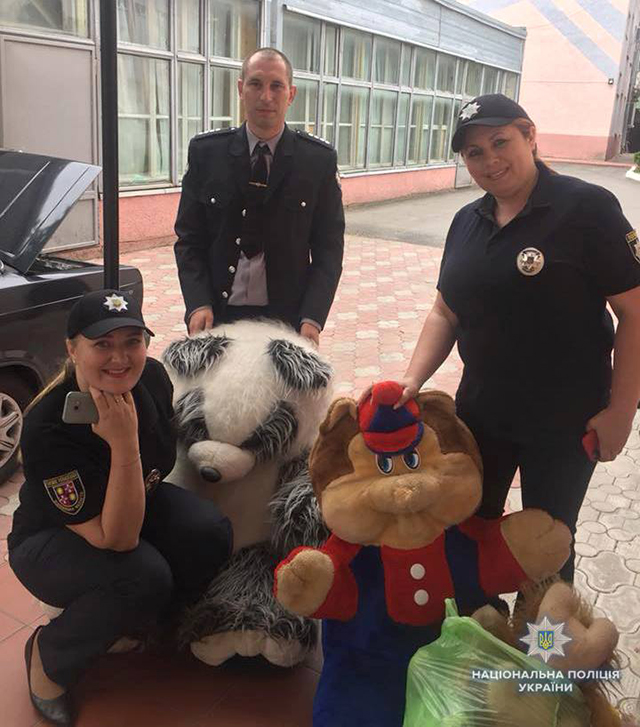 Вінницькі поліцейські влаштували благодійну акцію допомоги діткам-сиротам