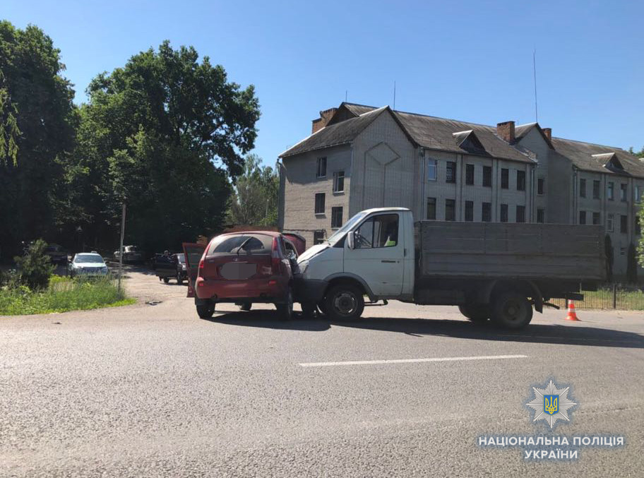 У Вінниці зіткнулись "ВАЗ" та "Газель" - водійка легковика разом з 5-річним сином потрапили до лікарні
