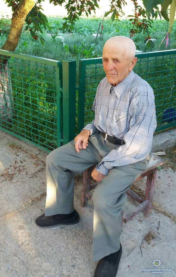 В Павлівці дільничний офіцер та сільський голова розшукали  дідуся, який три дні блукав у лісі