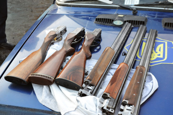  У салоні позашляховика"Тойота Прадо" виявили арсенал зброї 