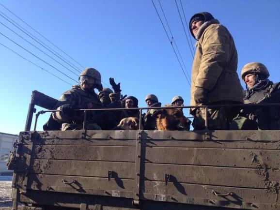 Українські військові виходять з Дебальцевого під обстрілами