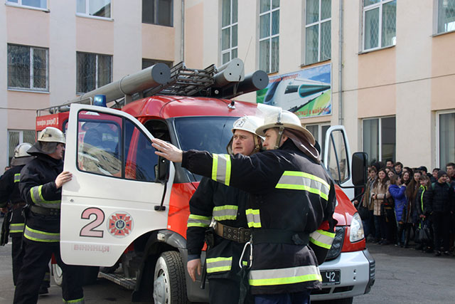 У Вінниці МНСники рятували студентів транспортного коледжу від "пожежі"