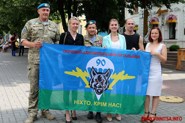 У день ВДВ вінницькі десантники вшанували пам'ять загиблих героїв та пройшлись центром Вінниці з 30-метровим прапором