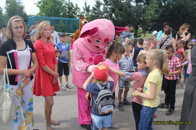 Для більш ніж тисячі діток з вразливих категорій влаштували відвідини Подільського зоопарку та розваги з подарунками