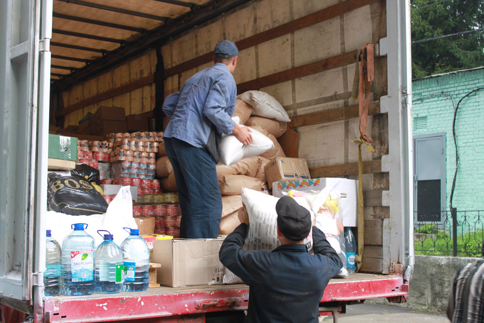 Фура з десятьма тоннами гуманітарної допомоги для вінничан, які воюють в зоні АТО, виїхала на Схід