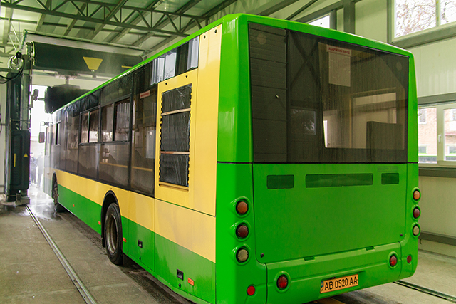 Муніципальні автобуси Вінниці відтепер митимуть сучасним енергоефективним обладнанням