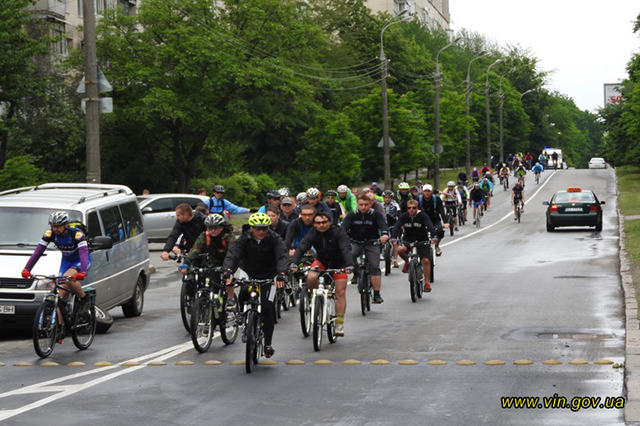 Понад 100 велосипедистів долучилися до ювілейного 10-го велопробігу «50 км. навколо Вінниці до Дня Європи»