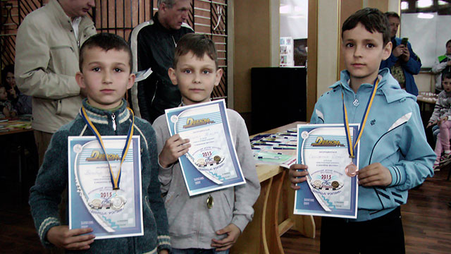 У першому Всеукраїнському шашковому фестивалі змагалось майже 100 дітей з усієї країни