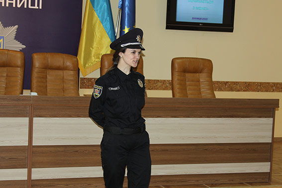 Нові поліцейські Вінниці знайомили діток з центру соціальної реабілітації зі своєю роботою