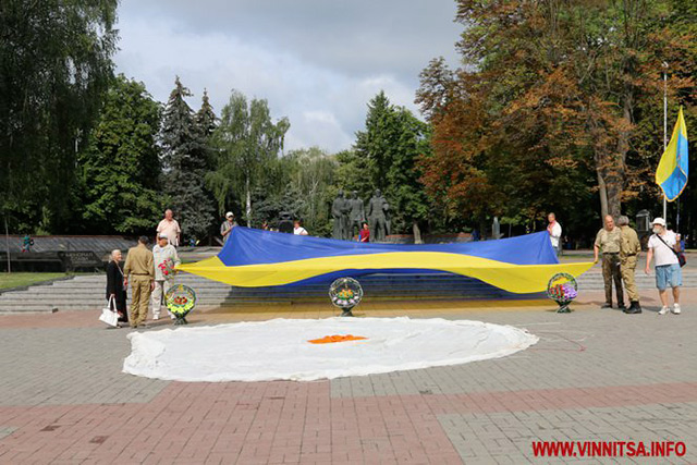 У день ВДВ вінницькі десантники вшанували пам'ять загиблих героїв та пройшлись центром Вінниці з 30-метровим прапором