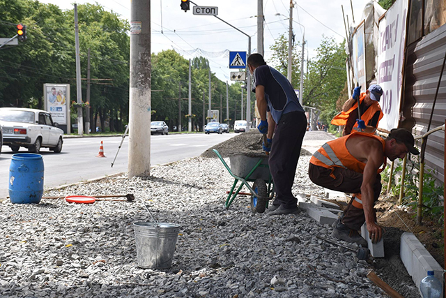 По вулиці Пирогова в бік Електромережі ремонтують тротуари