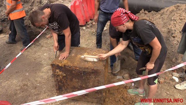 Крім сейфу з кодовими замками, який викопали в центрі Вінниці, археологи знайшли срібні монети та "Зірку Давида"