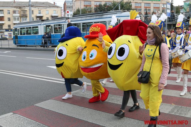 Костюми улюблених героїв, кольорові перуки та багато посмішок: у Вінниці вдруге відбувся "Smile" парад