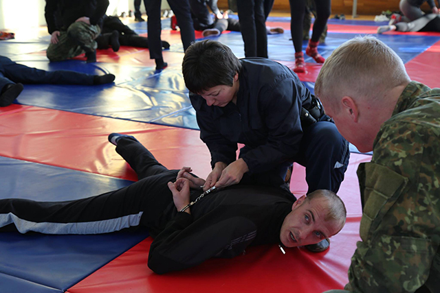 Вінницьких  поліцейських інструкторів навчають особистої безпеки