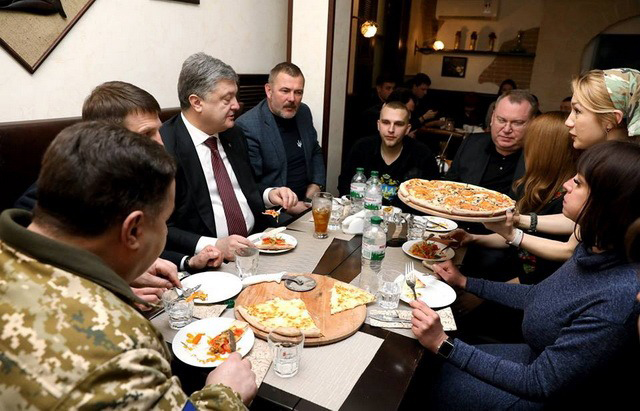 Петро Порошенко у піццерії "Pizza Veterano"