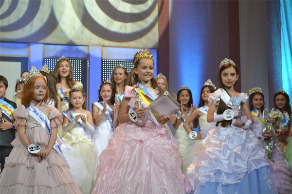 Дев\'ятирічна вінничанка Дар\'я Драчук стала "Міні Міс Україна-2012"