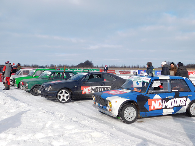 Яскраві авто, гучні мотори та снігове місиво: за Вінницею пройшов перший офіційний зимовий дрифт