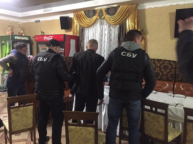 "Опера" одного з райвідділів поліції Вінниччини затримали під час отримання 12 тис грн хабаря