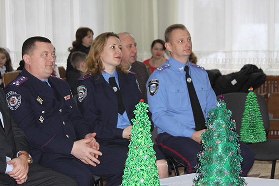 Поліцейські Вінниччини привітали із днем Святого Миколая вихованців брацлавського НВК