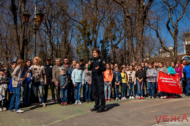 Пробіг із поліцейськими, флешмоби та майстер-класи: як у Вінниці привертали увагу до діток з аутизмом