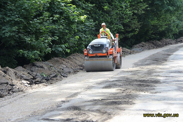 Чиновники перевіряли хід ремонту доріг навколо Вінниці