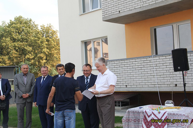 У Вінниці 80 новоселів отримали ключі від нових квартир, збудованих за програмою "Доступне житло"