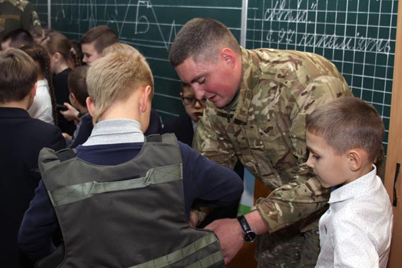 Для учнів 30-ї школи бійці батальйону "Вінниця" провели урок безпеки