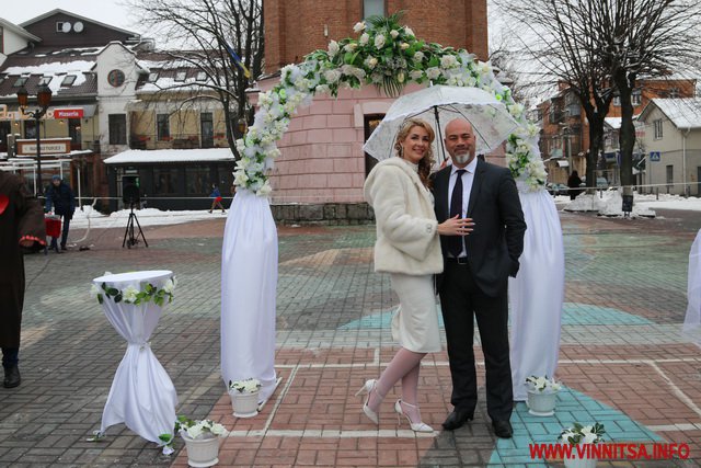На День Валентина біля Вежі на одну добу "одружилось" 20 закоханих пар