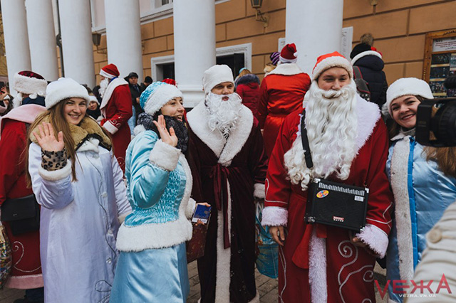Півсотні Дідів Морозів із Снігуроньками  пройшлися центром міста, вітаючи вінничан зі святами